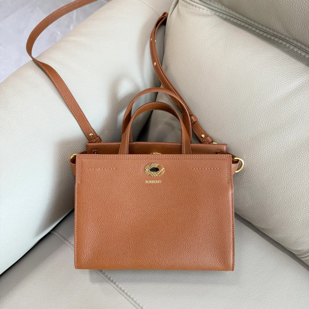 Special level 24cm BA new Tote bag., For Italian imports of peared calf skins., Combination with cotton coiling line, Swirling with iconic sandBurberryGear. Fine-cut-in-the-curve, open-cut and Oral ring accessories, It's inspired by branding. Trench The windcoat belt design.. But carry it with your hands., Or the shoulder belts.24.5× 13 x 19.5cm. Model3491
