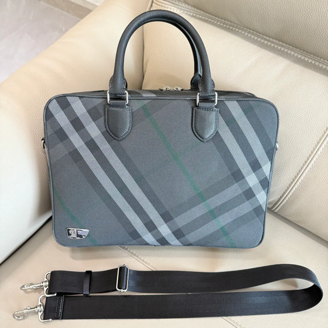 Special level Grid Texture briefcase Decoration Burberry Gravity, It's a 100-string design.. And nylon's inside., The Knight of the Horses.（EKD）, With scalable shoulder belts, It's decorated.B Font accessories and stumps of shield. The front-ended Knight of the Horse.（EKD）Decoration Dimensions38× 9× 27cm Model8481