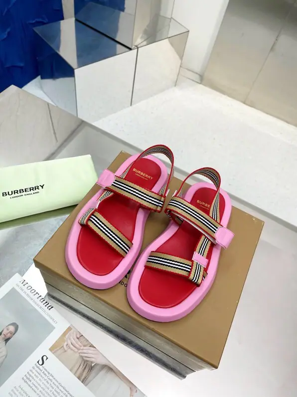 Men's clothing(39-44.No re-election.44.45)New stuff on the shelf.☘️☘️Burberry Bobley's slippers.🌺🌺🌺Channel cargo A sulfide foot, a Barboli canvas.🌈🌈The original factory manifest., It has to be the same.！🌺🌺The shoe face is a swipe of cattle with a Bolly Classic Gravity., In the skin and feet., The super soft leather material is perfect for the double-foot curve.. ❤️❤️Barboli's all vulcanized., The new smoothing and grinding of the bottom line is a natural display., It's not the original technology., 🍎🍎Process super-hard code number:35~42(40.41.42No re-election.)