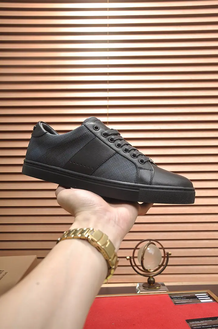 Get out of the factory. 【burberry- Boboli.】（In the cow's skin.）Classic low-band sneakers.｜Imported cattle skin with classic glycerine.｜In the cow's skin.｜Original Base｜The finest things to wear are comforts. Size: 38-44（45Do it.）