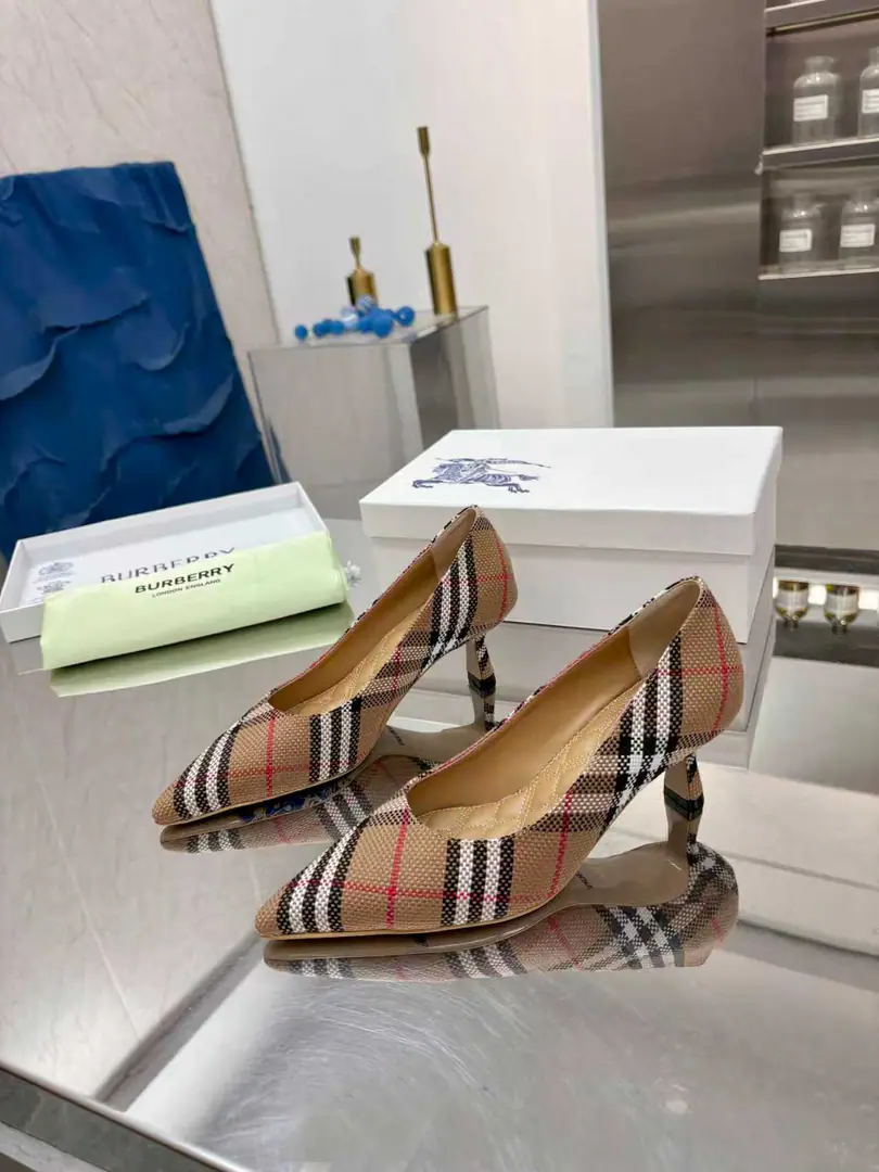 🌈🌈🌈New stuff on the shelf.☘️☘️Burberry Bob Li and..., Autumn shoes.🌺🌺🌺Channel cargo A sulfide shoe with a papolitico.🌈🌈It has to be the same.！🌺🌺The shoe face is a very special piece of Boboli., Three-line electric cushion., Original Open button, The extremely soft leather material is perfectly compatible with the two-foot curve of embroidery.. ❤️❤️Barboli's all vulcanized., The new smoothing and grinding of the bottom line is a natural display., It's not the original technology., 🍎🍎It's a tough process., Flat, Siu5.CMSimulate the skin., Codes:35~42(35.40.41.42.No re-election.)Ping, Siu