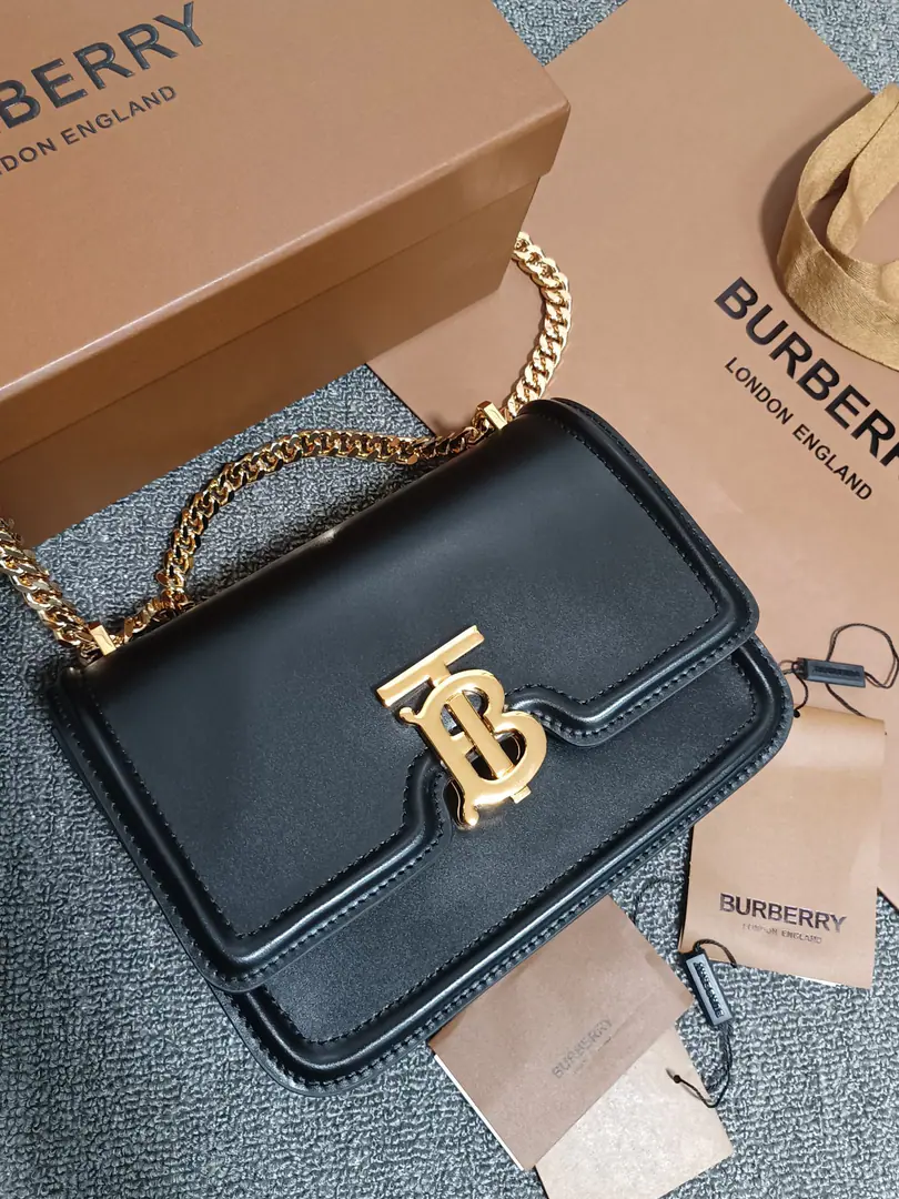 BThe latest edition of the family is up.「TB Unique ID lock wrapping bag」The Italian leather., Lock button decoration Thomas Burberry Inspired Special Identification. ♪ And I can't bear ♪, Slash or change to hand-made. Numbering: 90261 Dimensions: 21 - 6 - 16cm
