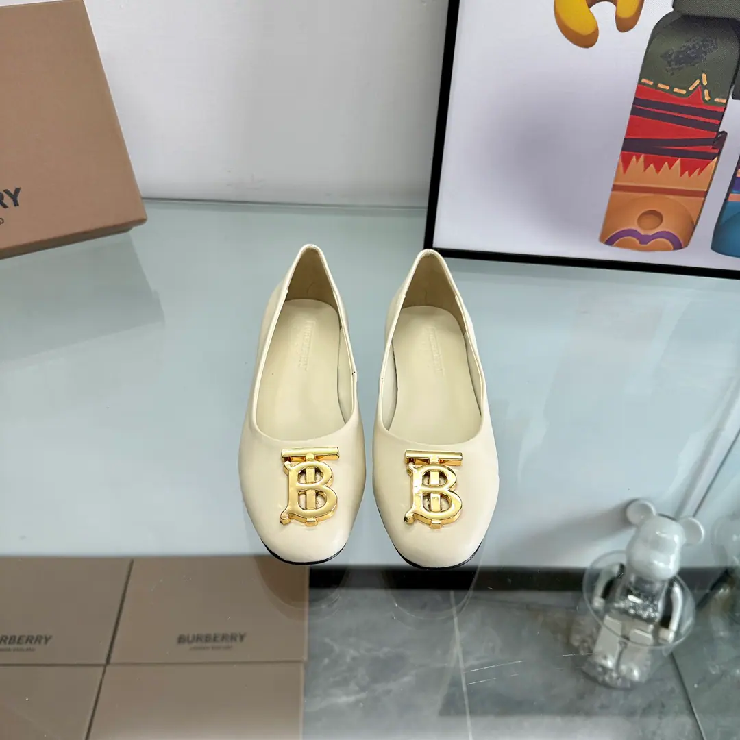 🌈🌈- Boboli.Burberry Classic square-lined shoes. The least chosen shoe of the oldest so far. It looks good on anyone.👏Don't underestimate the cost of the fabric. We use three layers of cloth on our shoes. Single-story cell stripes imported fibre cloths45One. 3The cost of the floors is... One yards to the left.💪It's just to make sure that the shoe line feels strong. Not mutant, The real one is a hardware button. The inside sheep's skin is stomping. 🇮🇹Simulate the skin. Standard Code🌈35-43(35.40.41.42.43No re-election.)