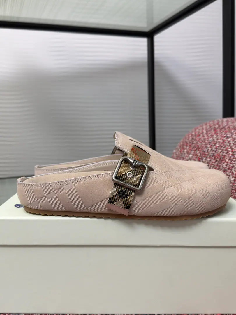 Top Version: Female/Men Burberry - Boboli. 2026 UrchinSeries Couple money. Gravity - Boughly Berken's shoes. Head wrap. - Slugs. Shoes. BurberryThis slipper is made of soft, counter-feather paste.. It's a work of art in Italy.. I'm putting a lot of pressure on the grid., A little bit of a collection of the bottom of the stylish shoes., No ModifiableBWoo-kyung Ring Belt, A decorated little plaque of symbolic sand.Buberry - The tattoo.. Fabulous.: Original customized head of cattle skin Uchi.: Imports of soft sheep skins Otsumi!: Original Nickel Double ColourTPUMaterial Size: Women:35-40（40I'll make sure I don't change it.） Men:39-45（45I'll make sure I don't change it.）