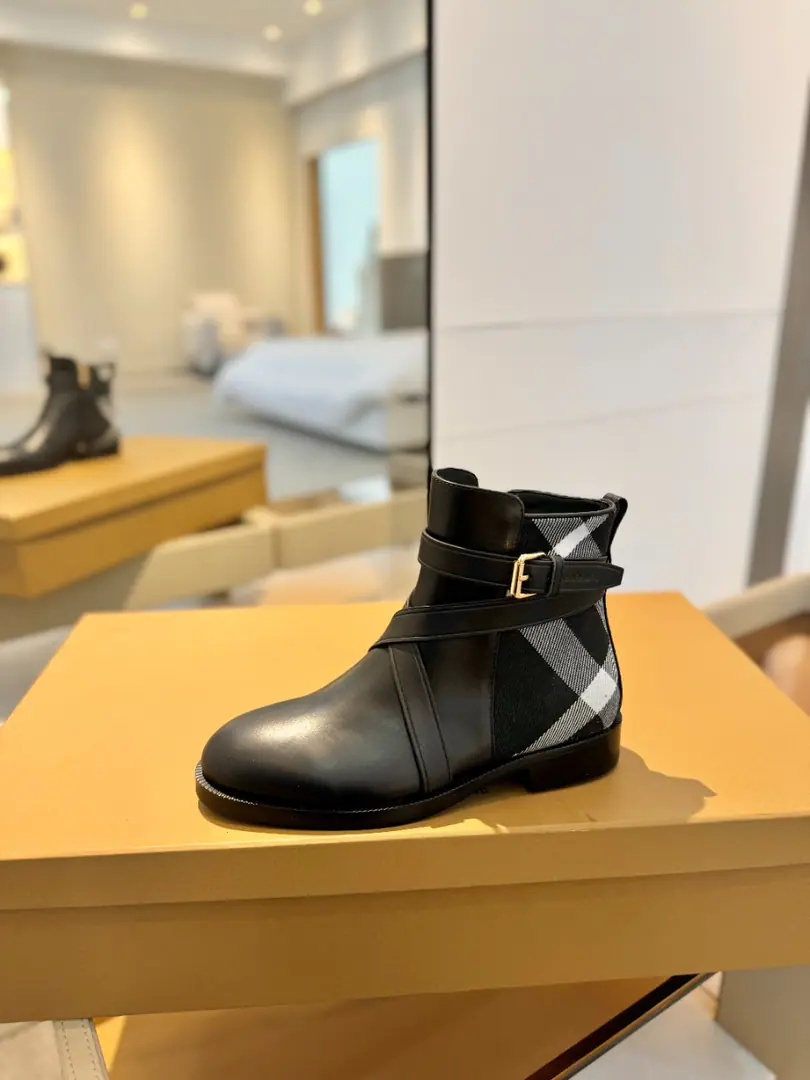 Burberryy Bobley. 𝑩𝒚𝒓𝒃𝒆𝒓𝒓𝒚𝒚 💝 👠 𝘽𝙪𝙧𝙗𝙚𝙧𝙧𝙮𝙮 Bobley.2023The latest exclusive boot release is classic.👢 Unique. Release ⚠️Requisition high version ⚠️Burberryy - Boboli. A lazy, elegant, understanding style. 🎉BURBERRYBobley England.🇬🇧Luxury brands, The rice of the hide., Original1:1Copy, Synchronize new cabinets A classic shoe-designed tattoo with graceful knowledge.. ✅Fabulous.: Original cow leather with a rib cloth. ✅Uchi.: Customize sheep skins ✅Otsumi!: The original is really a big one. ✅He's tall.: 1.5cm ✅Codes: 35–41 （40, 41Custom）