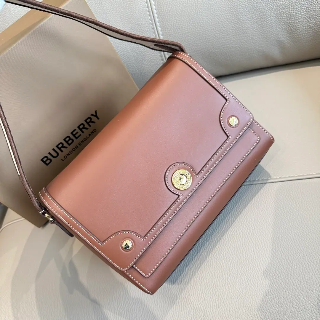Special level BThe latest slender bag in the house., It's made of Italian scavengers., It's a sign. It's a bright button., The cotton canvas straps are all over the place. Burberry Letters and stickers. 25 x 8.5 x 18cm The shoulder belt is worn vertically.: 43cm🌟 Model9061