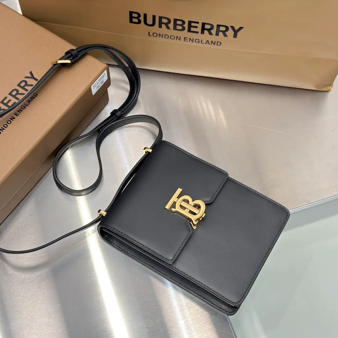 Special level BHome is new.📱Little man standing up.「Robin – Robin Bob.」, It's made of smooth Italian leather., Lock button decoration Thomas BurInspired Special Identification, ♪ And I can't bear ♪, Slant, Or make your hand in a bag.. Space is for all-sized cell phones.. 13.5 x 4.5 x 19cm🌟Model8991