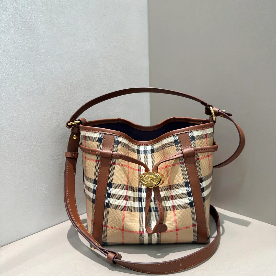 Mini-bunk bag., I'm going to use the painted cotton cloth.. Made in Italian craftsmen., I'm gonna blend in with a smooth little cow's skin.. Fine.5Pattern, A little bit of a hideout of rice. BurberryGravity stamp. With the knight's seal, the ropes are fine., It's a size fit for a cell phone., Money clips and sunglasses.. We can use the top handle on the handkerchief., Or slashed backseats with stylish shoulder belts.. Dimensions13×18×20cmModel9691