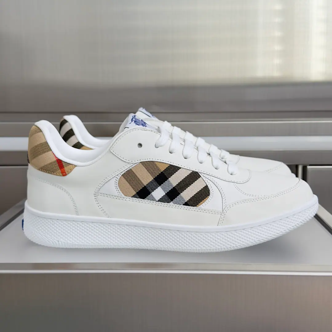 Top Version: Female /Men Burberry- Boboli. Terrace Series Couple money. Cracker Thick Leisure Sports shoes It's made of smooth little cow skin.. Matching shoe mouths and side-drawn., Decoratively Marked Sand Curding Burberry Gravity. The Knight of the Horses.（EKD）Label, The soles of the shoe are incorporated into the branding of the letters. Send a cabinet for fine packaging🛍📦 ▪️Fabulous.: Original customized head-level cattle skin ▪️Uchi.: Import into the air network. ▪️Shoes under the sole.: Original Open-Screen Double ColourTPUMaterial ▪️Bottom: 3CM ▪️Size: Female35-40 / Men39-44（Custom45