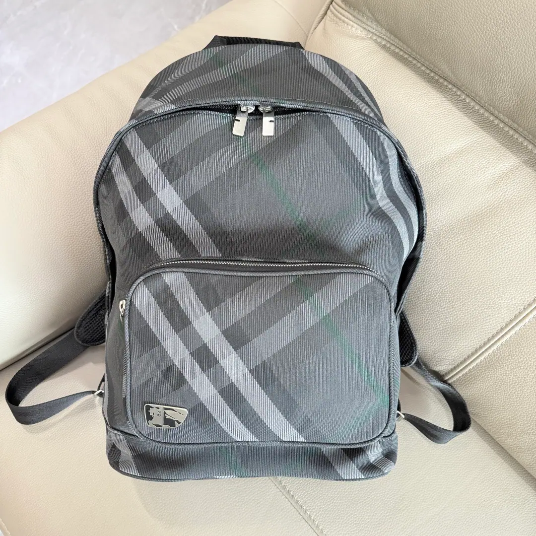 Special level Grid Two-sleeved bag. Decorative Swirl Burberry Gravity, Show a durable rib.. Using the nylon introdago, A shield and a model., Integrator, sculptor. On the earth. (EKD). Modifiable B Font-buttoned shoulder belt It's got a knight in it. (EKD) Inline computer partition, Size Fit, It's perfect for commute or out. Dimensions30 x 18 × 44cm Model7347