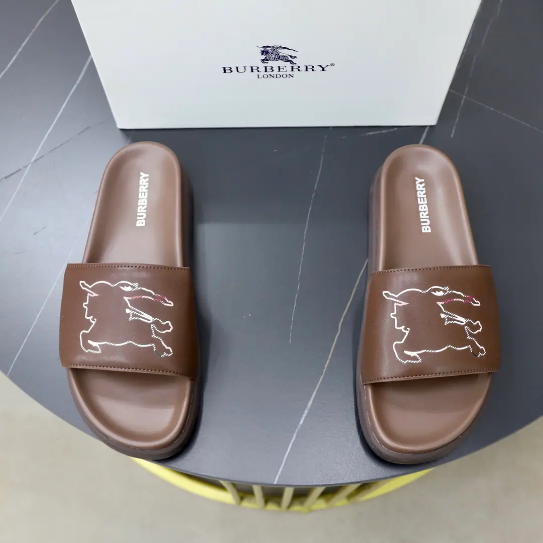 Get out of the factory. Burberry - Boboli slippers., Summer's new classic-cut slippers.Vintage The retro-gauge slippers. The twigs make comfort in wearing the experience. Shoe.: PVC %Heat-plastic polyurethane Shoes under the sole.: %Rubber Setup Design Sides are. Burberry Stereo-letter logo BurberryClassic-cut sandals. This classic pair of green sandals is from...Burberry (Bobley.). Design Details: Clipping, haymarketSquare Stripes, Show your toes., The side is marked with a pebbles brand., - Scalpel shoes. Size: 38-44（45Do it.）
