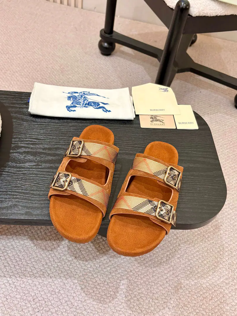 Dollar！ Burberry2025The stump slipper is out of the oven., It's made of soft anti-featur., It's a work of art in Italy.. I'm putting a lot of pressure on the grid., The soles of the pressurized shoes., It's a top-end logo.. & Make modifiable B Font-button Ring, A symbolic sand with decorated flowers. Burberry Gravity. ✅Fabulous.: ♪ The silk reel ♪ ✅Reeb.: In silk cow. ✅Otsumi!: TPU ✅Colours: Black, Brown., Almond., Coffee.4Colour Optional ✅Codes: Men and women35-45（35,45Custom）