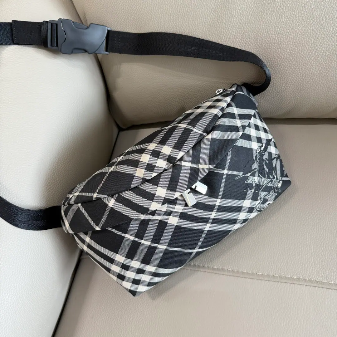 Special level BThe latest home bag., Decorative Swirl BurUnique texture. The same thing as the same one., The Knight of the Horses. (EKD）Posters. Match B Font zipper head, With scalable shoulder belts, It makes a slant back.. From BThe classics., I'm going to read the closet with a branding. Mandatory Rendering Dimensions33 × 11 × 18cm. Model7801