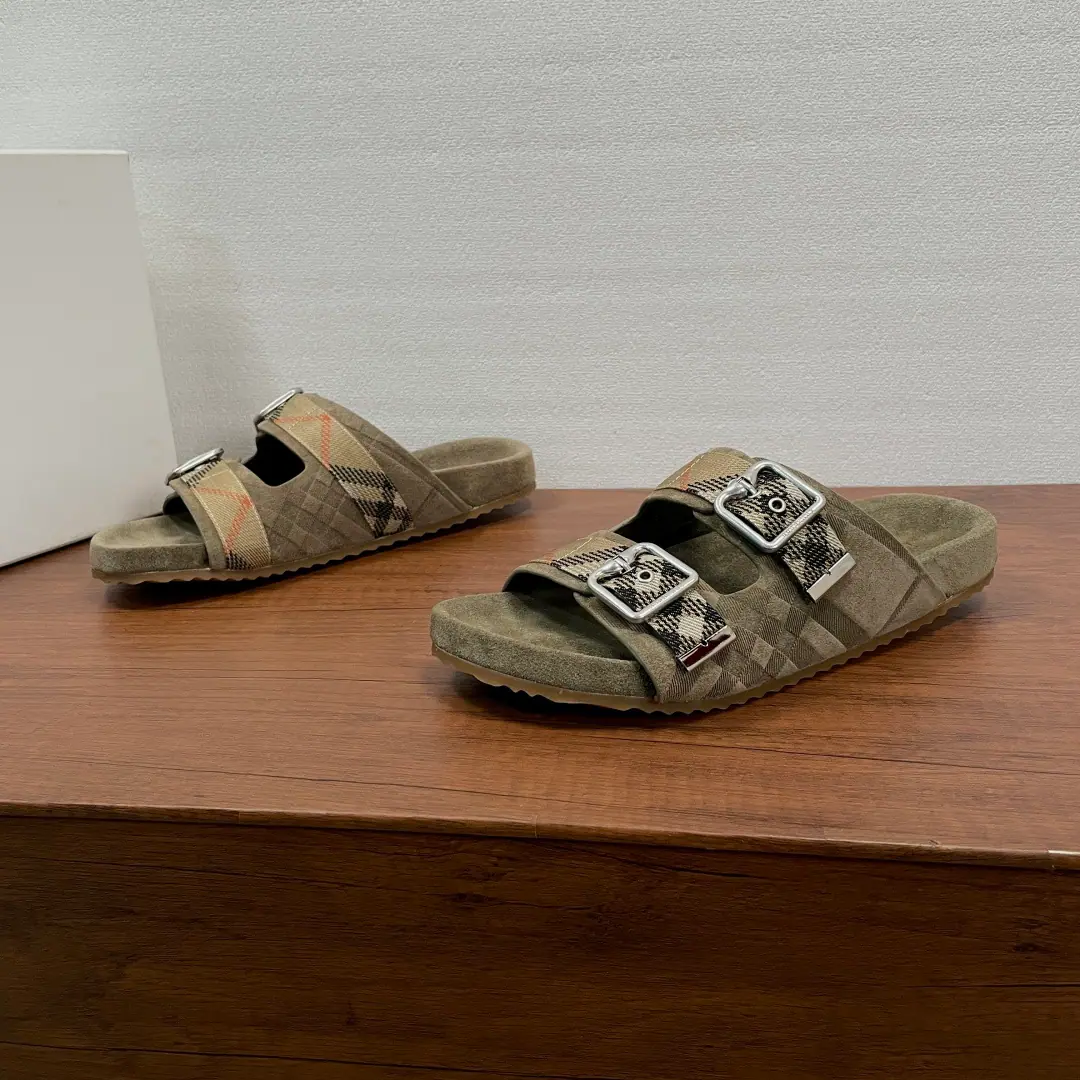 Burberry/- Boboli. New man's leather. Urchin Shoes. The sandals were made of soft, anti-featured and calf-foiled noodles., Incorporation of the grid pattern to the effect of the flinch, Matching markersBurberry Gravity-templateableBFont-button Ring, The furry cow leather interiors are marked with a pressurized logo., The top of the surface of the wave-shaped rubber. Burberry Letter logo. Get your feet up there., Fashion leisure！Full packaged dustproof bags！ Codes: 39-40-41-42-43-44 Standard Code（38/45You're not going to be able to buy back.）