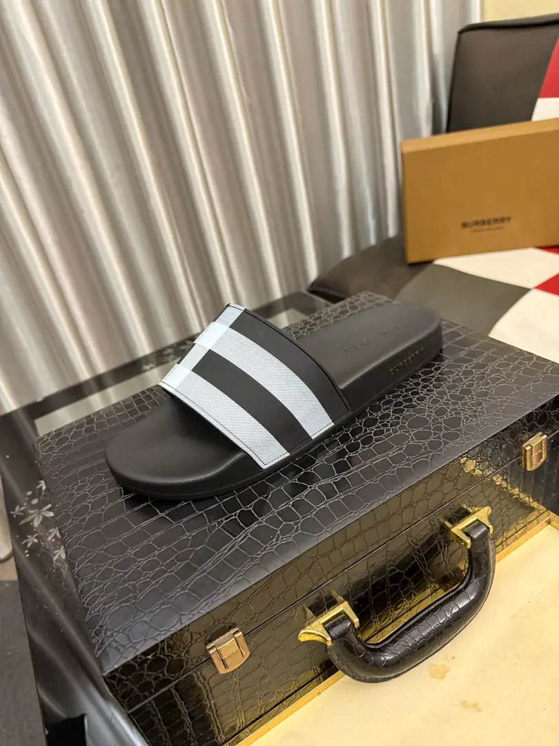 Get out of the factory.⌚⌚Burberry - Boboli slippers., Summer's new classic-cut slippers.Vintage The retro-gauge slippers. The twigs make comfort in wearing the experience. Shoe.: PVC %Heat-plastic polyurethane Shoes under the sole.: %Rubber Setup Design Sides are. Burberry Stereo-letter logo BurberryClassic-cut sandals. This classic pair of green sandals is from...Burberry (Bobley.). Design Details: Clipping, haymarketSquare Stripes, Show your toes., The side is marked with a pebbles brand., - Scalpel shoes. Size: 35-46（45, 46Do it.）