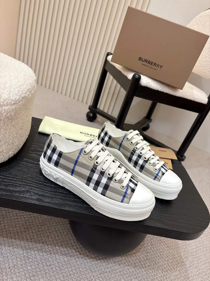 Men and women！ Burberry2025The money's coming out., Three years of classic grids back., A hundred., Decorative Swirl Burberry Gear. With a lined and twig shoelace on the eye of the net., The rubber shoe bottom is a collection. Burberry Letter logo. From Burberry The classics., The necessary provision for the closet is interpreted in a branded style.. ✅Fabulous.: Classic cotton. ✅Reeb.: Skin-sense cotton. ✅Otsumi!: TPU ✅Colours: Mibai., Original Packaging ✅Codes: Men and women35-45（35,45Custom）
