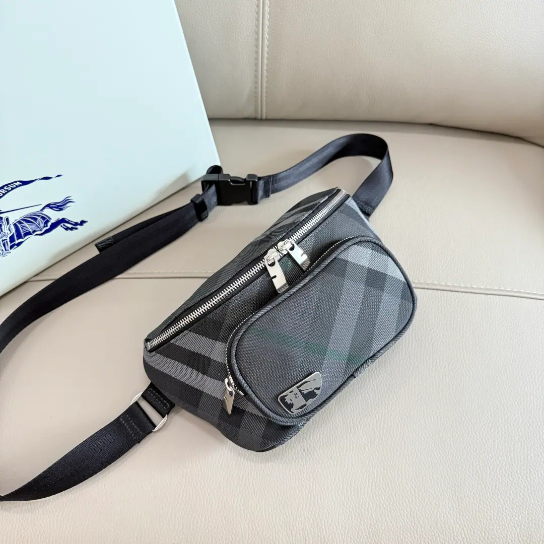 Special level BThe latest home tattoo bag. Chestbag. Show a durable rib., There's a web-eye cut on the back.. Using the nylon introdago, Level byBFont zipper head. A shield and a model., I want you to put it in the brand, the Knight of the Horse. (EKD). Dimensions27 x 7× 14cm Model3561