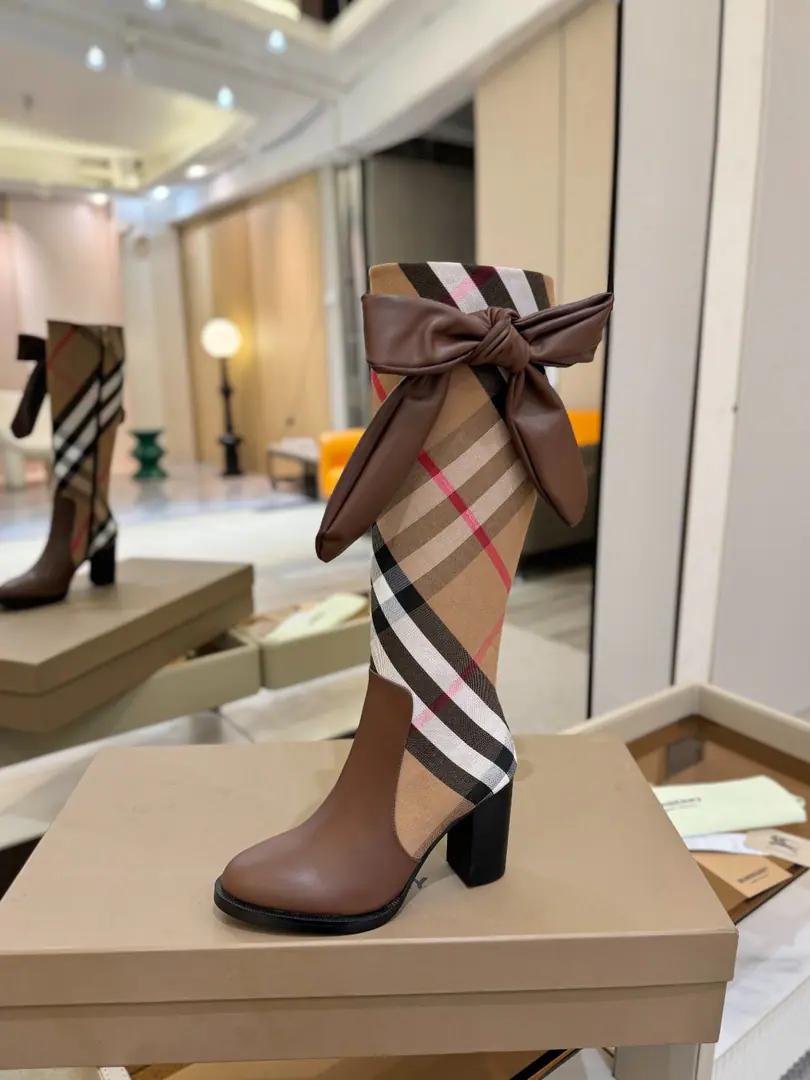 Burberryy Bobley. 𝑩𝒚𝒓𝒃𝒆𝒓𝒓𝒚𝒚 💝 👠 𝘽𝙪𝙧𝙗𝙚𝙧𝙧𝙮𝙮 Bobley. 2025 Uniquely released classic glycerian boots.👢 Unique. Release ⚠️Requisition high version ⚠️Burberryy - Boboli. A lazy, elegant, understanding style. 🎉BURBERRYBobley England.🇬🇧Luxury brands, The rice of the hide., Original1:1Copy, Synchronize new cabinets A classic shoe-designed tattoo with graceful knowledge.. ✅Fabulous.: Original cow leather with a rib cloth. ✅Uchi.: Customize sheep skins ✅Otsumi!: The original is really a big one. ✅He's tall.: 9.5cm ✅Codes: 35–41 （40, 41Custom）