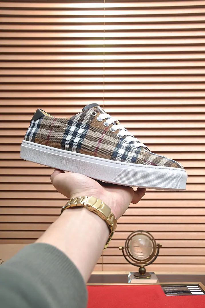 Get out of the factory. 【burberry- Boboli.】（In the cow's skin.）Classic low-band sneakers.｜Imported cattle skin with classic glycerine.｜In the cow's skin.｜Original Base｜The finest things to wear are comforts. Size: 38-44（45Do it.）