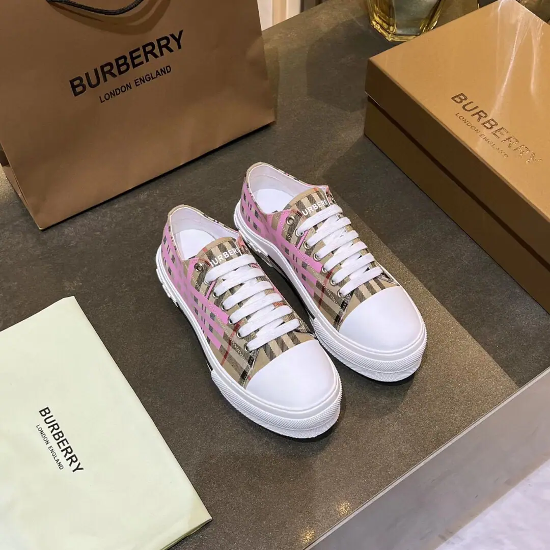 Plant prices Men plus10 🔥🔥🔥BURBERRY🔥🔥🔥Top-level sports shoes, Match House A British cotton-twilighting tailor.. ✅Shoe.: 63%Cowskin., 37%Cotton👍Decoration: %Polyurethane ✅inside: Skins of sheep. ✅Shoes under the sole.: %Polyurethane👍Tie the joint. Heel's got a heel. Burberry Stereo-letter logo ✅Box packing, One-to-one version.🔥🔥🔥 ✅Codes: 35-46（Sold35-45.46）