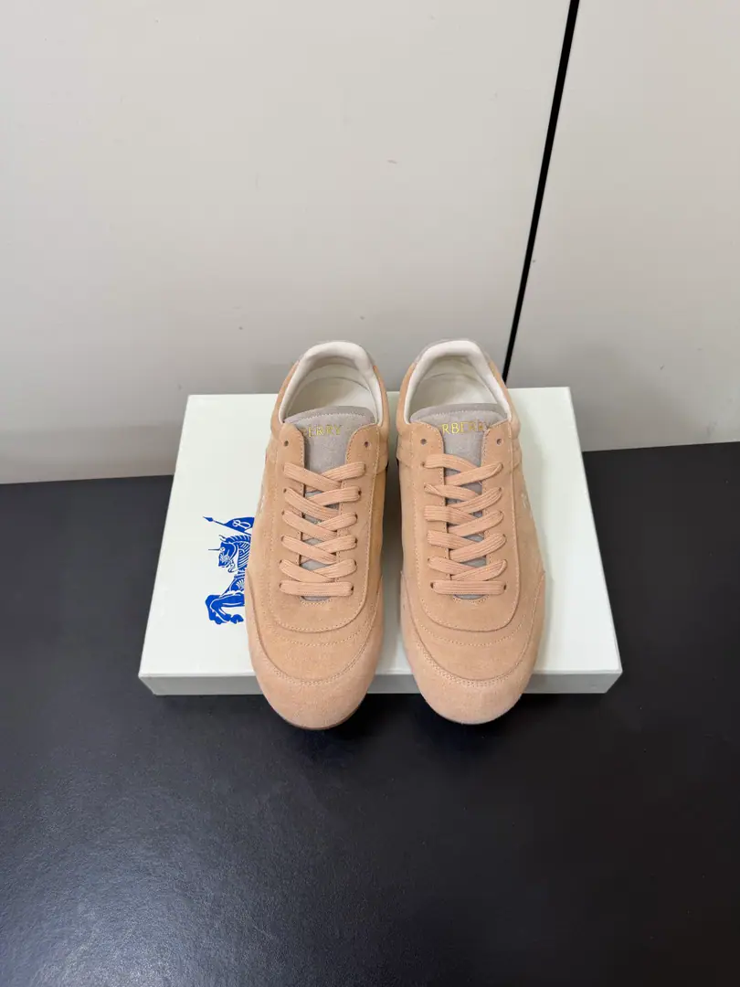 Men Burberry- Boboli.Knight Runner Series Couple money. Leisure Sports shoes - Tetsu. Knight Runner Sports shoes, A brand-marked new thing., Show currentline-like contour and simple appearance. It's made of the anti-feather leather., It's a work of art in Italy.. Low-pitched, A low profile, a symbol of the Knight of Horses.（EKD）Embroidery, Heel decoration. Burberry Gear Ripple Details. Light rubber soles are integrated into the grid stripes., I'm gonna get my bottom grip. Send a cabinet for fine packaging Fabulous.: Original customized head-level cattle skin Uchi.: Imports of soft sheep skins Shoes under the sole.: Original modeling of slide-resistant rubber material Bottom: 2CM Size: 35-45（Women40Men45Custom without re-offer）