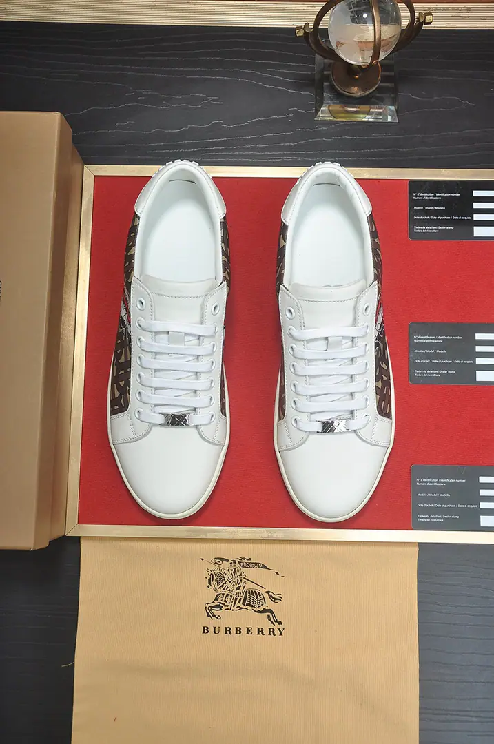 Get out of the factory. 【burberry- Boboli.】（In the cow's skin.）Classic low-band sneakers.｜Imported cattle skin with classic glycerine.｜In the cow's skin.｜Original Base｜The finest things to wear are comforts. Size: 38-44（45Do it.）