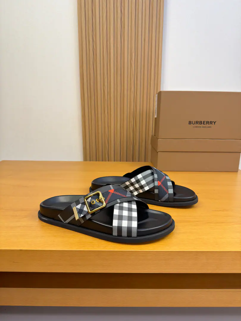 【 BURBERRY】- Boboli. High-end quality Original List·- Rhythm slippers. Shoe.: Imports🔝Brand totem.PVCSkin., Brandweaves, Brand metal buttons Otsumi!: It's so light.TPR·Rubber; Combination to the base Super-high-quality control.·- I'm doing a little work.: Highlight(High-end·- How expensive.·Slot) Size: 39-44（38, 45, 46, Make a reservation.)·BB0186