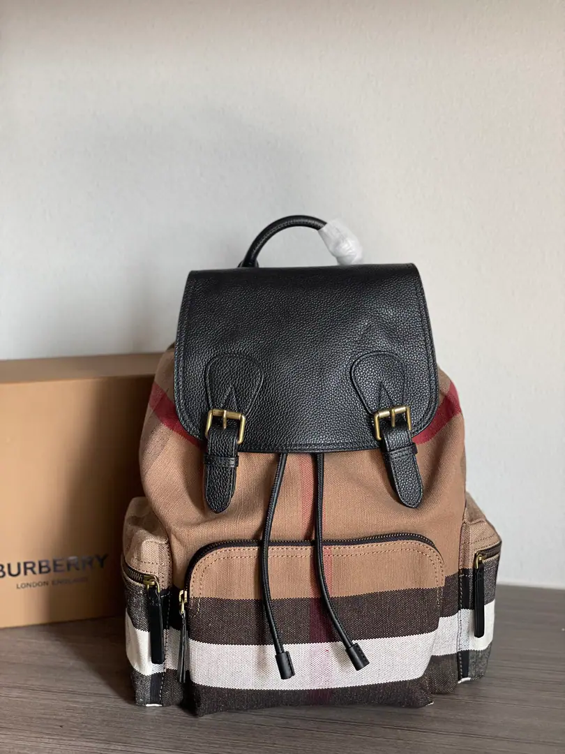BIt's a classic.「The Rucksack Army backpacks」To make a match for the fashion show., Big-size selection durable Canvas Gravity tailor made, A couple of fine-looking leather-grews.. The shoulder belt is designed with comforting mats., Its soft and leisure packages date back to 20 Military brigade style in the history archives of the early century., On this basis, several functional zippers were added.. 28 x 15 x 42cm