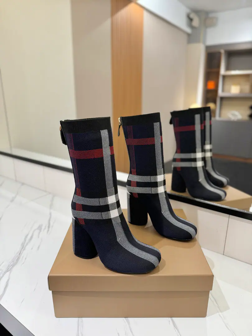 Get out of the factory. 𝘽𝙪𝙧𝙗𝙚𝙧𝙧𝙮𝙮 Bobley.2023The new exclusive is launching a round-headed and stunned boots.👢 BURBERRYBobley England.🇬🇧Luxury brands, Original1:1Copy, Close-armed boots., Design round boots with a thick heel., Decoration branding pattern. 🆕🆕🆕 ⚠Boots.: 92%Polyester fibres, 8%Flexible fibres, ♪ In the inside, you'll have to put your feet on the skin ♪, Italy🇮🇹That's a big one.👍👍👍 ✅Fabulous.: Import Italian ballistics ✅Otsumi!: The original is really a big one. ✅He's tall.: 𝟏𝟎.𝟓𝙘𝙢 ✅- A bag.: The ancient classics of the leather bag and... ✅Codes: 𝟑𝟒-𝟒𝟏（𝟑𝟒.𝟒𝟎.𝟒𝟏Do it.） ✅Humming: 𝟐𝟎𝙘𝙢 ✅Boots.: 𝟐𝟑𝙘𝙢