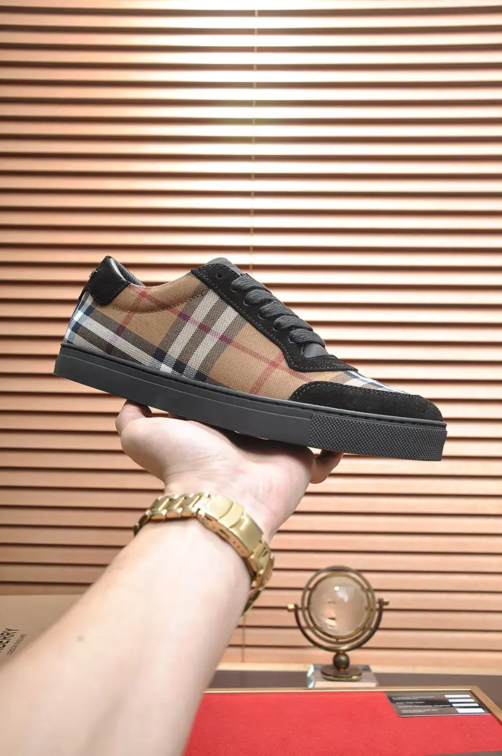 Get out of the factory. 【burberry- Boboli.】（In the cow's skin.）Classic low-band sneakers.｜Imported cattle skin with classic glycerine.｜In the cow's skin.｜Original Base｜The finest things to wear are comforts. Size: 38-44（45Do it.）