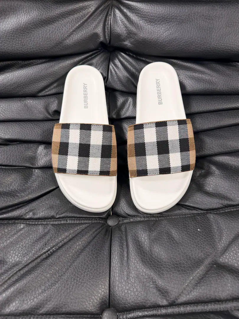 Burberry - Boboli slippers., Summer's new classic-cut slippers.Vintage The retro-gauge slippers. The twigs make comfort in wearing the experience. Shoe.: PVC %Heat-plastic polyurethane Shoes under the sole.: %Rubber Setup Design Sides are. Burberry Stereo-letter logo BurberryClassic-cut sandals. This classic pair of green sandals is from...Burberry (Bobley.). Design Details: Clipping, haymarketSquare Stripes, Show your toes., The side is marked with a pebbles brand., - Scalpel shoes. Size: 38-44（45Do it.）