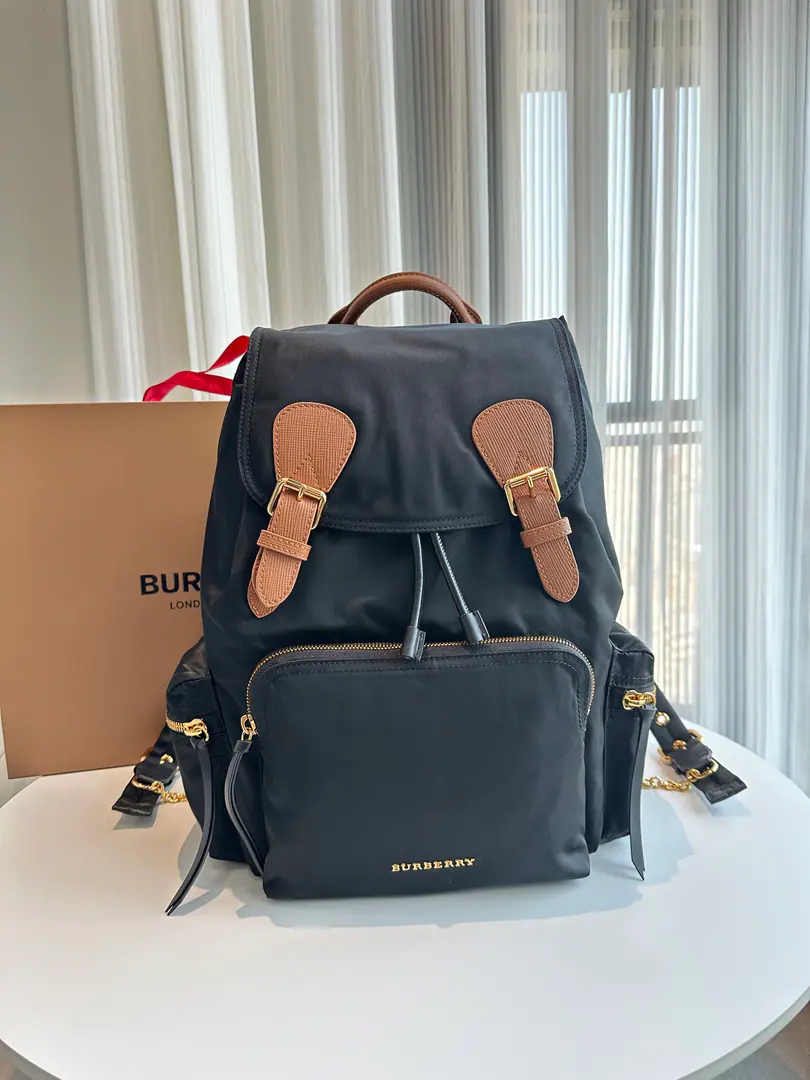 Special level 【Black and brown.】「The Rucksack Army backpacks」To make a match for the fashion show., Easy and rainproof.. The shoulder belt is designed with comforting mats.. The backpack is symbolic. Bur Trench The original face of the windcoat as a source of inspiration., Made of flexible nylons with cotton-based gyrochemical structures. Its soft and leisure packages date back to 20 Military brigade style in the history archives of the early century., On this basis, several functional zippers were added.. 28 x 15 x 42cm