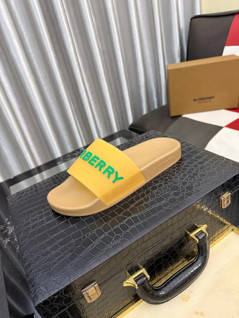 Get out of the factory.⌚⌚Burberry - Boboli slippers., Summer's new classic-cut slippers.Vintage The retro-gauge slippers. The twigs make comfort in wearing the experience. Shoe.: PVC %Heat-plastic polyurethane Shoes under the sole.: %Rubber Setup Design Sides are. Burberry Stereo-letter logo BurberryClassic-cut sandals. This classic pair of green sandals is from...Burberry (Bobley.). Design Details: Clipping, haymarketSquare Stripes, Show your toes., The side is marked with a pebbles brand., - Scalpel shoes. Size: 35-46（45, 46Do it.）