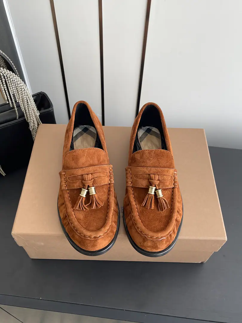 BURBERRY Bobley. - Boboli.BBR 26ss Spring and summer, new LeFoo shoes. From the designer.Daniel Lee New new designs for LeFoo shoes. This spring and summer is a limit. The counter is very difficult to buy. The upper foot is very soft and very well-dressed. I'm so impressed with my feet. Simple old money to wear. - It's a good one. Quality control is not a worry. Recurdurdo design - A suit?, Dress., The jeans can be easily handled. Low profile and full of spirits. （ZPThe Blue Knight is a real shoe-shoe.） The shoes are in the swirly revelry. Import sheep's skin inside. Original custom-made hardware button Italian imports are so thick. Codes: 35-41（40.41Do it.）