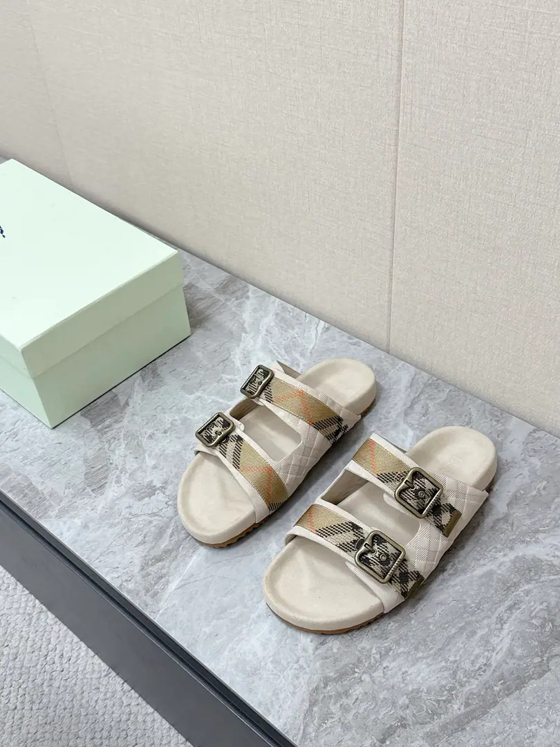 - Boboli.BurberryThe latest couple's double-buttoned with sandals. A superstar, red grass. Classic design The details are full of brand elements. Brand value. It's not like you can run into a shirt. It's easy to not have too much decoration. Always Very Simple ♪ Take a breath and relax ♪ The humanities score is for footwalk pressure. The suspense is saturated. He's been running all day without pressure. A lazy, lazy set-up style. It's easy to ride in the morning, eight shifts or the sun. Shoe-faced cow revel Original modeling slides over base Size: Women35-40Men39-45