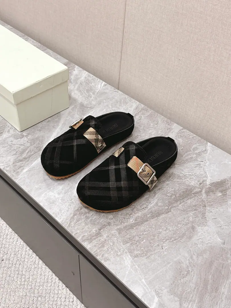 Men's clothing➕10- Boboli.Burberry2025The latest couple in the fall and winter. Brockon's shoes. The hot Berken shoes have been all over the street for years. Finally, there's a big brand named Berton. The classic Bracken design. The details are full of brand elements. Brand value. It's not like you can run into a shirt. It's easy to not have too much decoration. Always Very Simple ♪ Take a breath and relax ♪ Semi-outlook to protect toes The humanities score is for footwalk pressure. The suspense is saturated. He's been running all day without pressure. A lazy, lazy set-up style. It's easy to ride in the morning, eight shifts or the sun. Shoe-faced cow revel Original modeling slides over base Size: Women35-40Men39-45