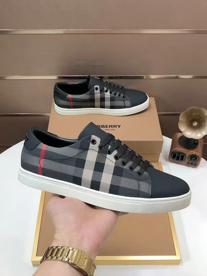 Plant 【burberry- Boboli.】Classic low-band sneakers.｜Imported cattle skin with classic glycerine.｜In the sheep's skin.｜Original Base｜The finest things to wear are comforts. Size: 38-44（45Do it.）