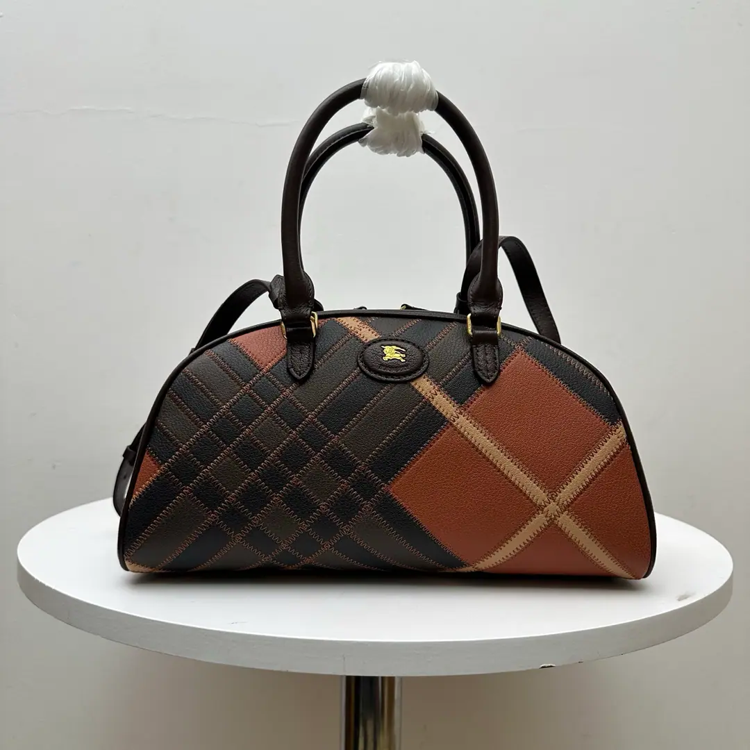 BHome's new shell bag.！The whole oxen of the tweed.！I'm gonna fit into smooth little cow leather.. It's decorated and swirled. Burberry Gravity, It's got windcoats and coatings.. A small, unincorporated, well-backed band., A knight's seal., From 1980 The collection of the old brand bags.. The front is marked with the Knight of Horses. Dimensions: 33.5✖️12.5✖️17cm.