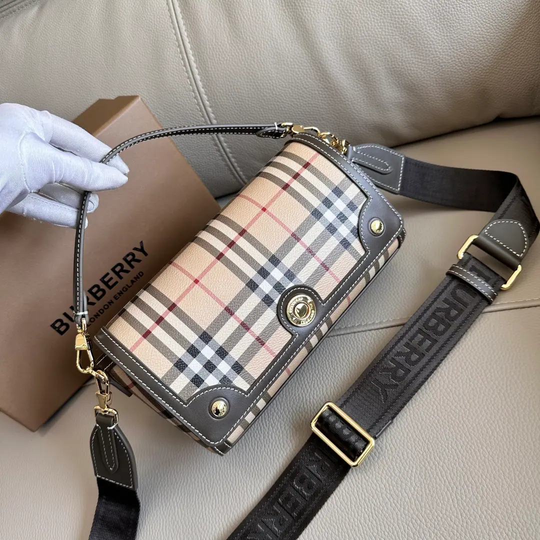 Special level BThe new home, the old-fashioned little bag. The top is really perfect.⭐️The handles and the wide shoulder are different.🌟Designed inspired by brand collection archives., Decoration BHome-made stripes and calf skin. Match. The button on the logo.. The limited amount of the color makes the classic different. Hand., ♪ Shoulder ♪, Slash Multifunctional Dimensions24 x 8 x 14cm🌟Model1671