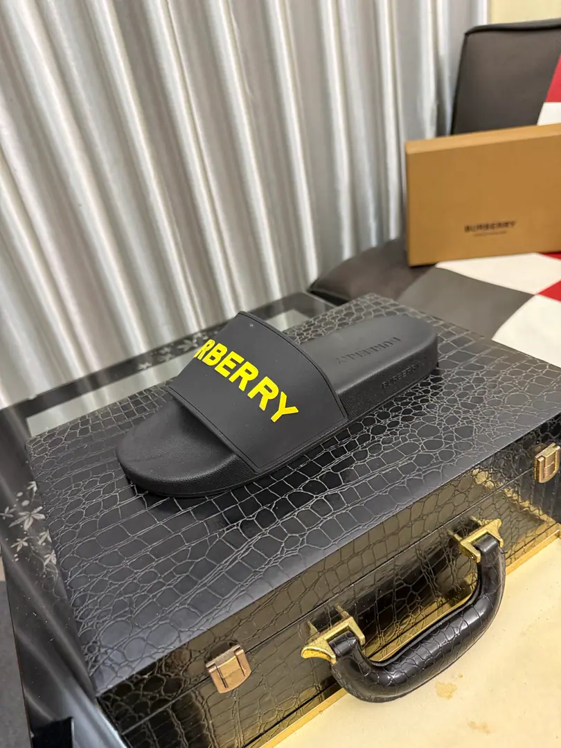 Get out of the factory.⌚⌚Burberry - Boboli slippers., Summer's new classic-cut slippers.Vintage The retro-gauge slippers. The twigs make comfort in wearing the experience. Shoe.: PVC %Heat-plastic polyurethane Shoes under the sole.: %Rubber Setup Design Sides are. Burberry Stereo-letter logo BurberryClassic-cut sandals. This classic pair of green sandals is from...Burberry (Bobley.). Design Details: Clipping, haymarketSquare Stripes, Show your toes., The side is marked with a pebbles brand., - Scalpel shoes. Size: 35-46（45, 46Do it.）