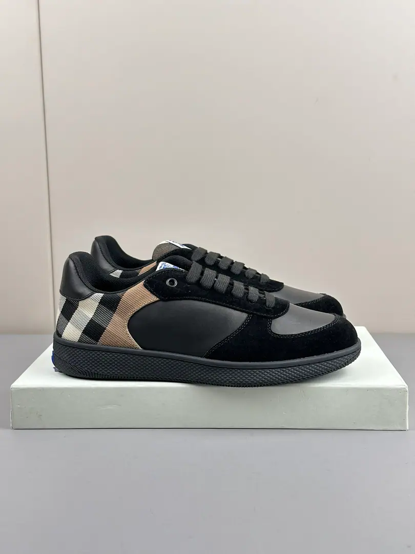 The latest money officer's network is synchronized. Sports shoes, "I choose to make it from smooth little cattle.", It's a work of art in Italy.. A combination of a detachable shield and a hanging., The Knight of the Horses.（EKD）Pump flowers.. Use the net eye liner., Shoeslaces integrated into the grid., The rubber shoe bottom is a collection. Burberry Letter logo. Round shoe head. The horse's knight's logo is on the shoe tongue.（EKD）Label Leather shoes. Shoes bottom strap. Burberry Letter logo Attach dustproof bags Normal leather shoe size.39 40 41 42 43 44