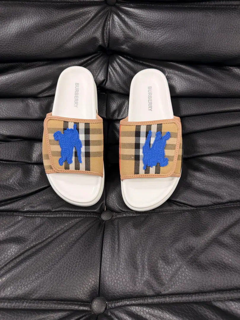 Burberry - Boboli slippers., Summer's new classic-cut slippers.Vintage The retro-gauge slippers. The twigs make comfort in wearing the experience. Shoe.: PVC %Heat-plastic polyurethane Shoes under the sole.: %Rubber Setup Design Sides are. Burberry Stereo-letter logo BurberryClassic-cut sandals. This classic pair of green sandals is from...Burberry (Bobley.). Design Details: Clipping, haymarketSquare Stripes, Show your toes., The side is marked with a pebbles brand., - Scalpel shoes. Size: 38-44（45Do it.）