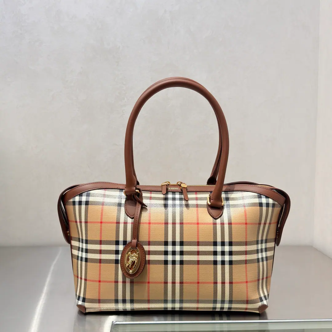 New Tot Bag, I'm going to use the painted cotton cloth.. Made in Italian craftsmen., I'm gonna blend in with a smooth little cow's skin.. Fine style, Decoration of rice Burberry Gravity stamp. The cotton-based village., Fits for small laptops. The top is zipped., A plaque, a tattoo button and a demagnetable knight seal.. It's got a top-stuff leather handle., You can carry it with your hands or your shoulders.. Dimension Layout 34 × 15 × 23cm The length of the shoulder belts wearing vertically: 22cm Model04817