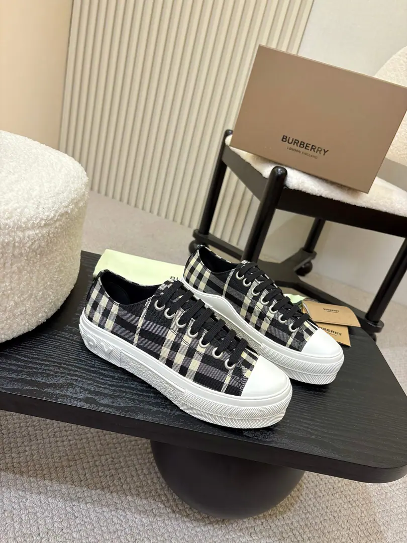 Men and women！ Burberry2025The money's coming out., Three years of classic grids back., A hundred., Decorative Swirl Burberry Gear. With a lined and twig shoelace on the eye of the net., The rubber shoe bottom is a collection. Burberry Letter logo. From Burberry The classics., The necessary provision for the closet is interpreted in a branded style.. ✅Fabulous.: Classic cotton. ✅Reeb.: Skin-sense cotton. ✅Otsumi!: TPU ✅Colours: Black, Original Packaging ✅Codes: Men and women35-45（35,45Custom）