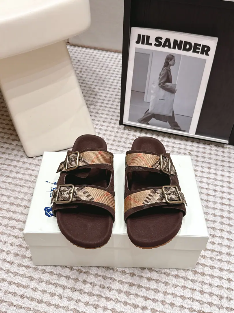 Requisition level Burberry - Boboli. 26/Summer New Money The pair of slippers. - Boboli.Burberry Classic slippers are made of soft anti-featured fabric., It's a work of art in Italy.. I'm putting a lot of pressure on the grid., The soles of the pressurized shoes., It's a top-end logo.. & Make modifiable B Font-button Ring, A symbolic sand with decorated flowers. Burberry Gravity. Fabulous.: Counter-featur./Bullskins. Reeb.: In silk cow. Otsumi!: Rubber bubbles Codes: Female size35/41（35, 41Custom） Men38/45（45Custom）