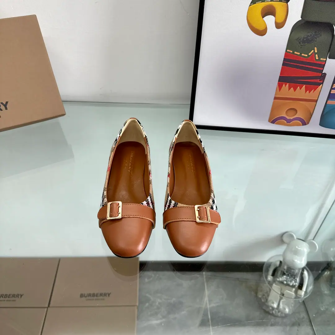 🌈🌈- Boboli.Burberry Classic square-lined shoes. The least chosen shoe of the oldest so far. It looks good on anyone.👏Don't underestimate the cost of the fabric. We use three layers of cloth on our shoes. Single-story cell stripes imported fibre cloths45One. 3The cost of the floors is... One yards to the left.💪It's just to make sure that the shoe line feels strong. Not mutant, The real one is a hardware button. The inside sheep's skin is stomping. 🇮🇹Simulate the skin. Standard Code🌈35-43(35.40.41.42.43No re-election.)