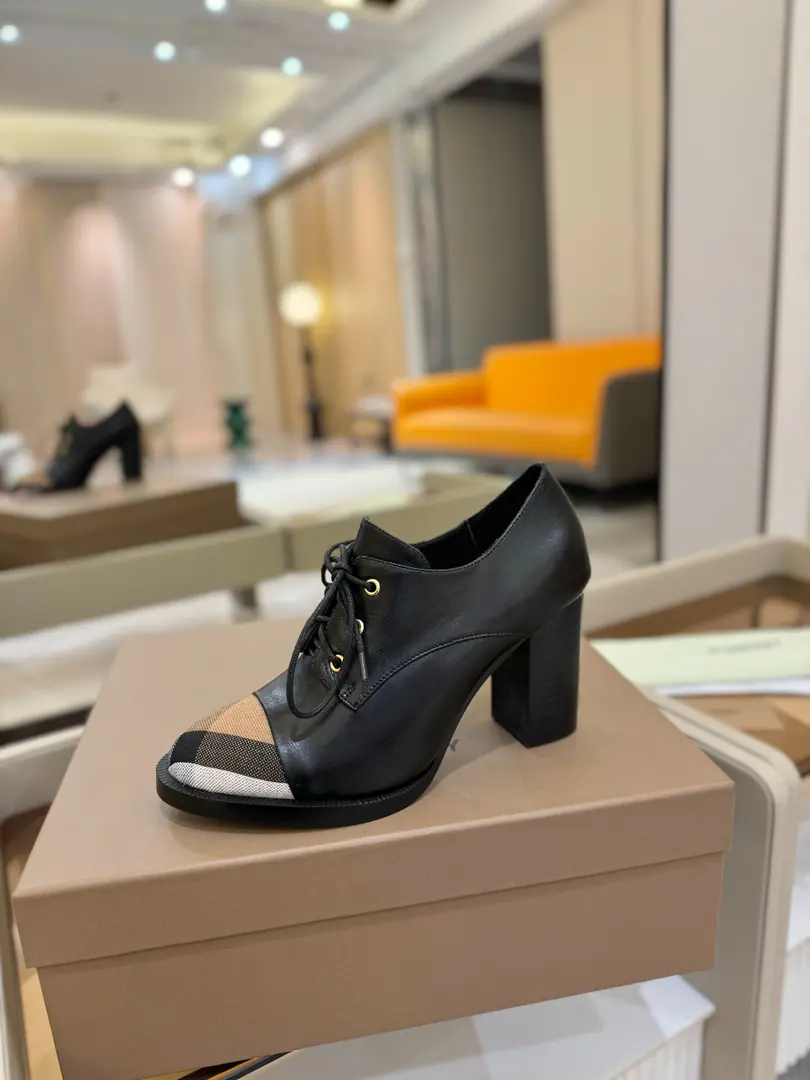 Burberryy Bobley. 𝑩𝒖𝒓𝒃𝒆𝒓𝒓𝒚𝒚 💝 👠 𝘽𝙪𝙧𝙗𝙚𝙧𝙧𝙮𝙮 Bobley.2025The new exclusive has been launched. A lazy, elegant, understanding style. 💋High heels. 🎉BURBERRYBobley England.🇬🇧Luxury brands, Original1:1Copy, Synchronize new cabinets A high heels with grace., Decoration branding pattern. 🆕🆕🆕 ✅Fabulous.: Original Gear ✅Otsumi!: The original is really a big one. ✅He's tall.: 9.5𝙘𝙢 ✅Codes: 35-41（𝟒𝟎.𝟒𝟏Do it.）
