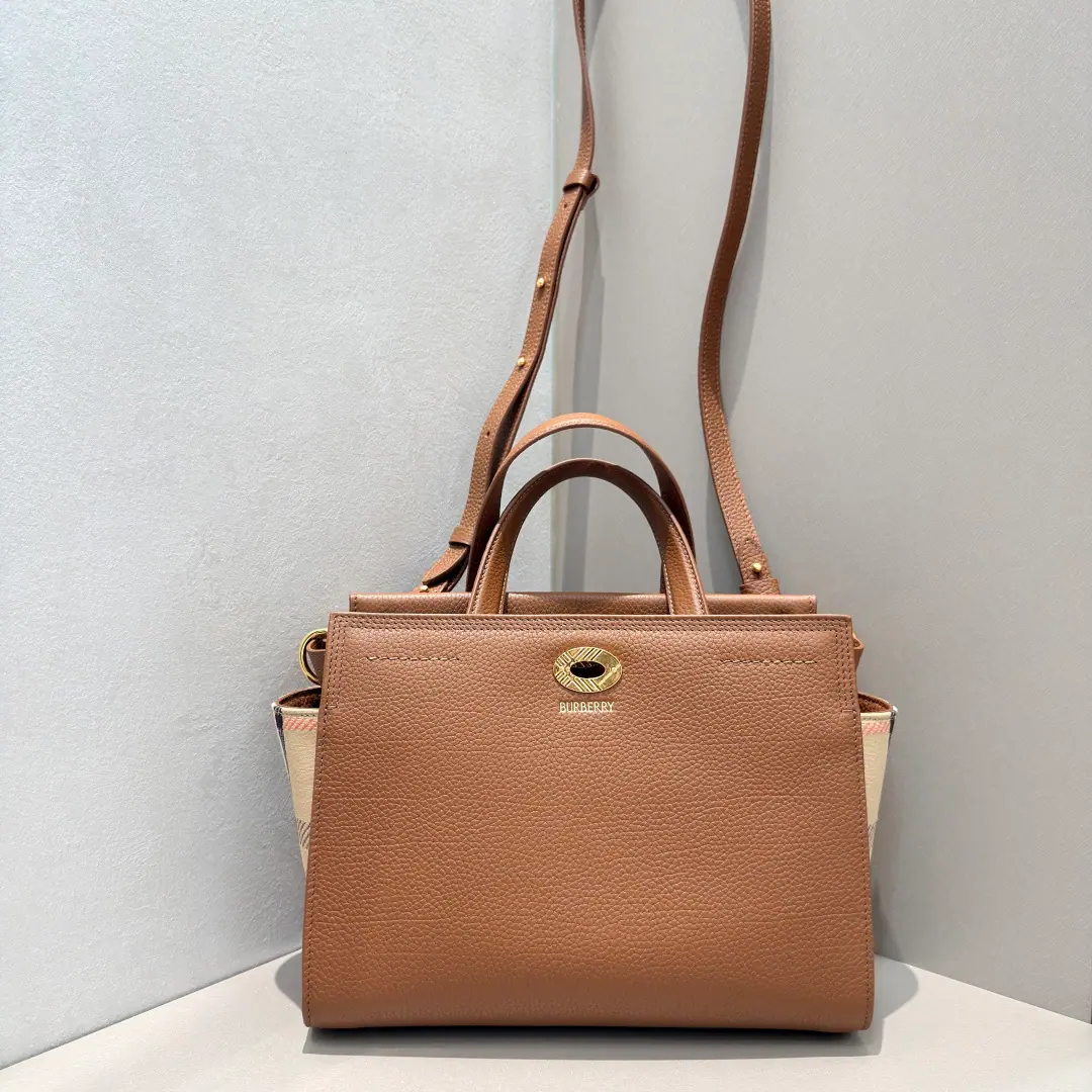 Mini-Man. Gotswolds Gravity Tot Bag. It's made by the handmade Italian factory.. Use a grained calf skin. Build, YesBurberry Glyph Side Cut, Combining with design iconic sammy villages. Fine style, There's plenty of room inside.. Incorporation of the glycerine, the styling and the mouth-ringing., It's inspired by branding. Trench The windcoat belt.. But carry it with your hands., Or the shoulder belt.. Dimensions24.5 x 13x 19.5cm Model0911