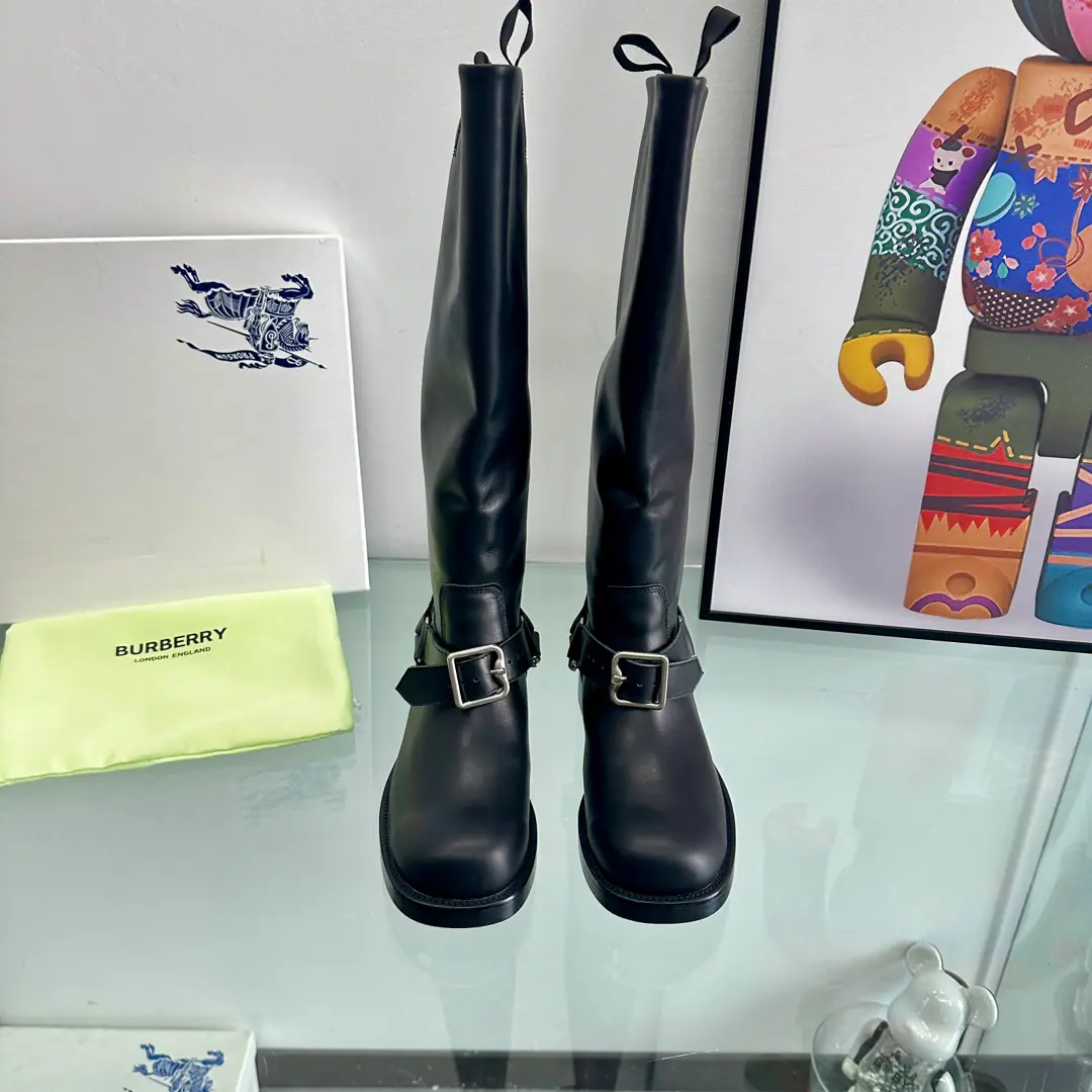New stuff on the shelf.🌈- Boboli.Burberry pBoots. Short boots. The owner of the counter is making a call., Designed by a celebrity. 〰 It's a unique knight's boots with a Boboli. Shoes face with top-top head-story sheep skin inside the skin of a cow. Remarks:Boots.👢Humming38cm Ripple:35cm He's tall.:2.5cm Short boots.👢Humming:15cm Ripple28cm The sheep's skin in the boots. In the short boots, in the sheep's skin. Codes: 35-43（35.40.41.42.43It's a code. No, no, no, no, no.）