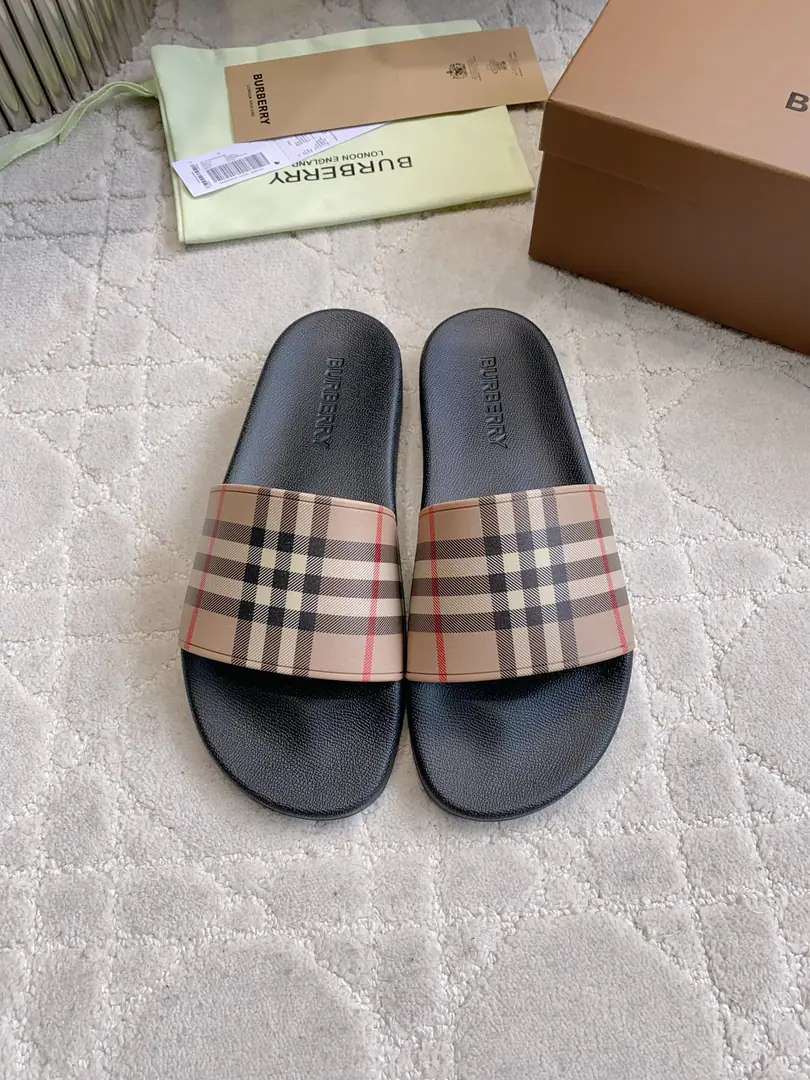 Get out of the factory. Same paragraph for men and women Burberr*New staircase sand slippers. A free pass. The whole pair of shoes is light and comfortable. ZPAcquisition1:1Repeat Female size35-39（40Do it.）Men39-45（46Do it.）